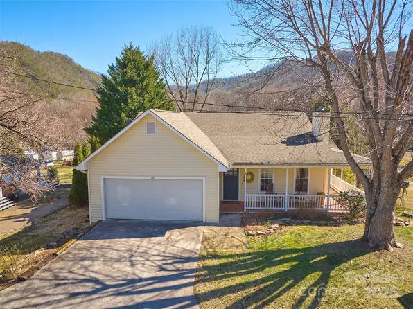68 Hill St, Hot Springs, NC 28743