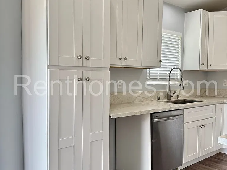 1410 Shoshone St — Photo 7