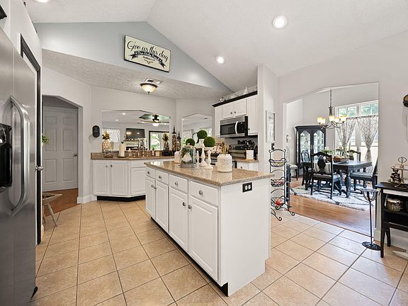 4th image of 398 Carriage Ln