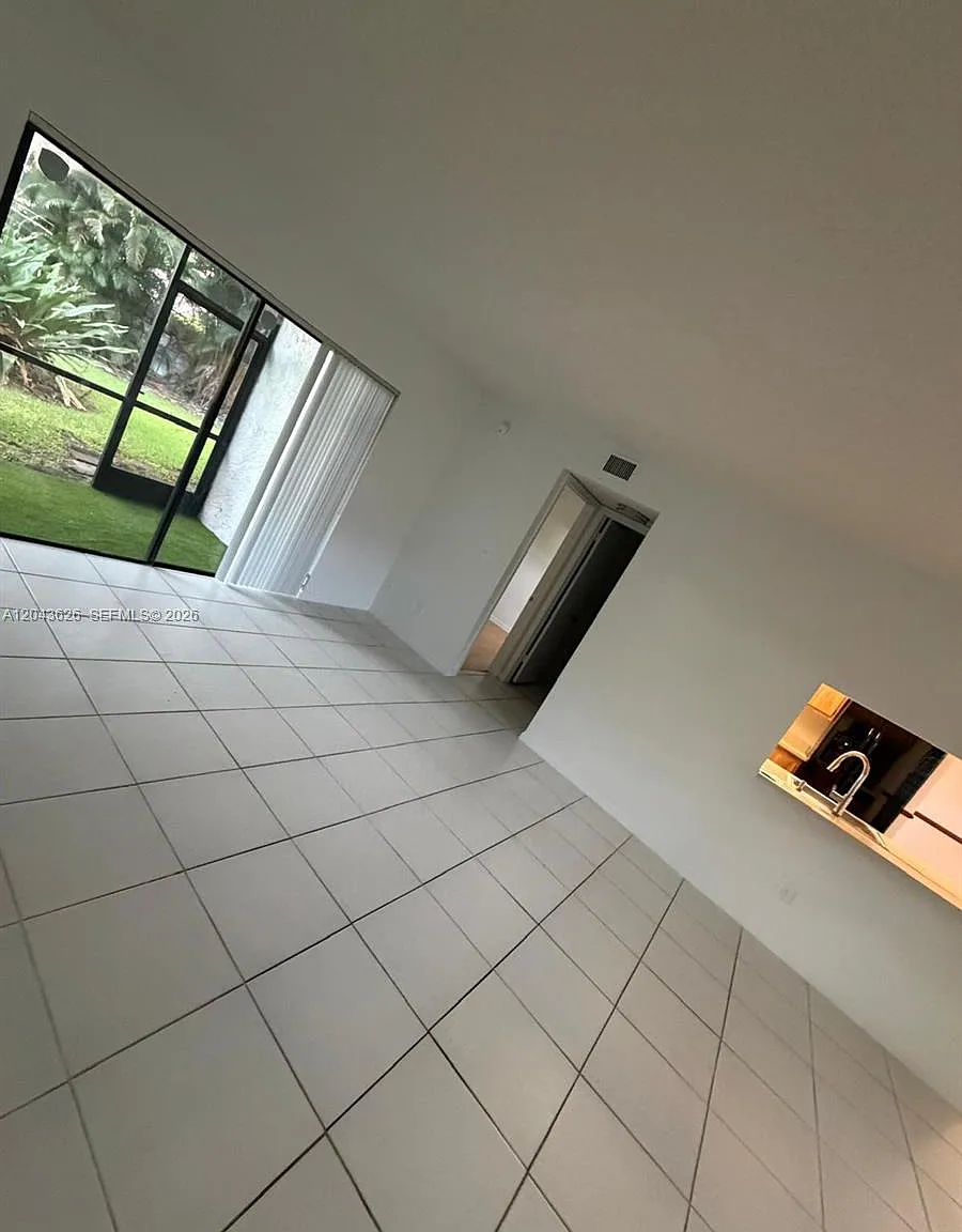 Royal Grenadier Condo — Photo 4