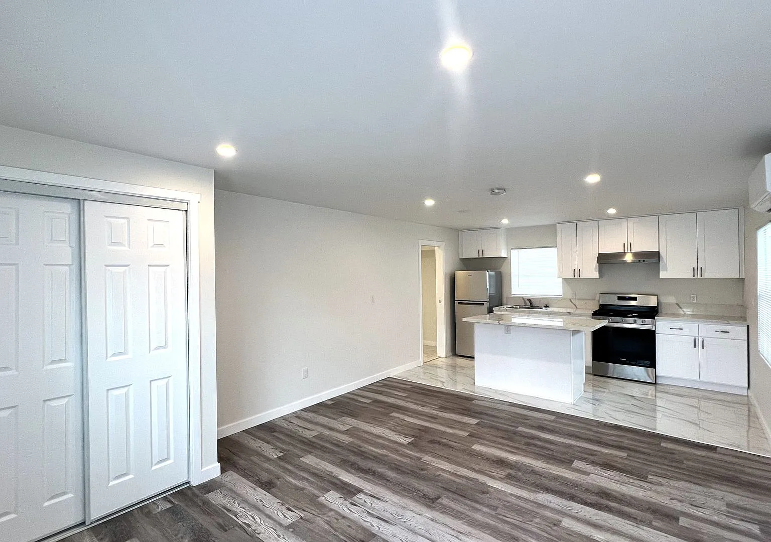 913 W 19th Street — Photo 2