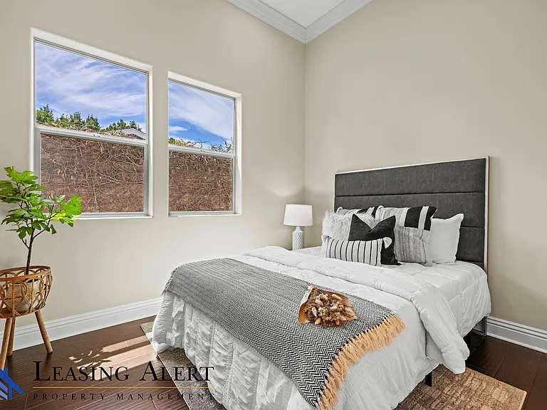 5011 Hayvenhurst Ave — Photo 6