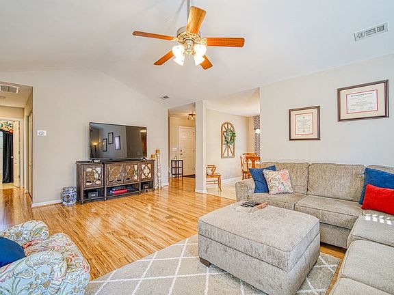 4th image of 209 Dartmoor Dr
