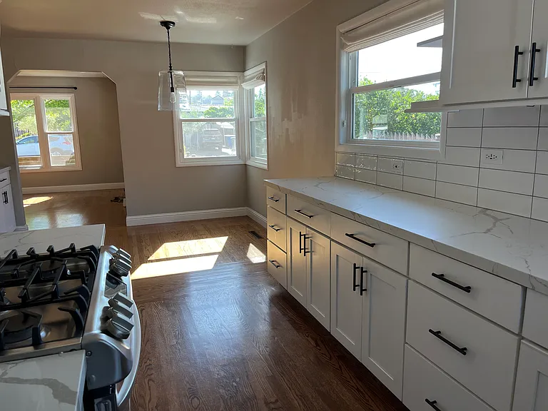 Kitchen & Dining