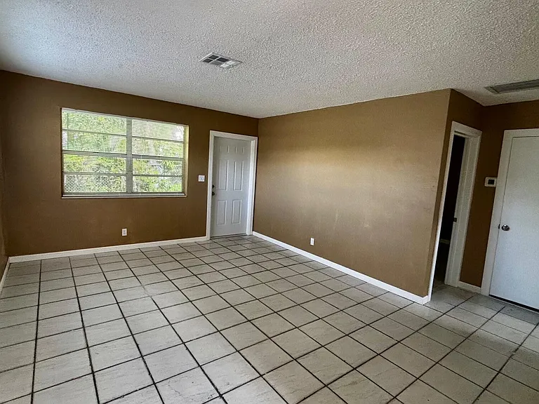 1136 NW 8th Ave #1 — Photo 2