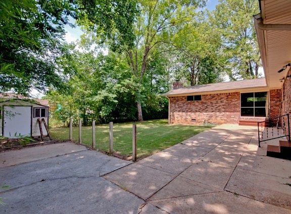 2nd image of 305 Curtis Dr SE