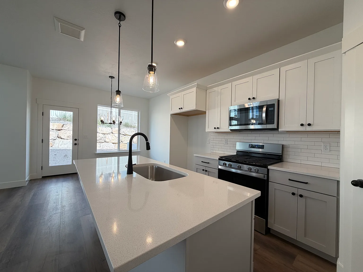 3 bed, 2.5 bath, 2321 sqft, $2,150 — Photo 2