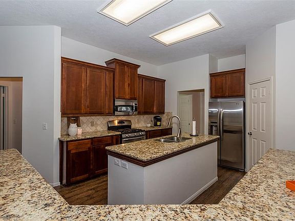 3rd image of 806 Hyacinth Pl