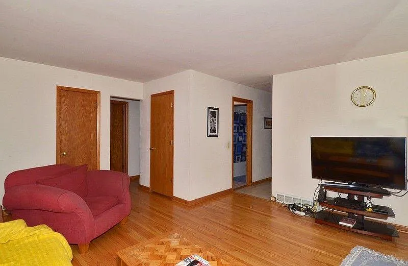 4 bed, 2.5 bath, 1550 sqft, $2,580 — Photo 3
