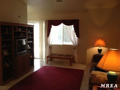 LSpacious iving Room