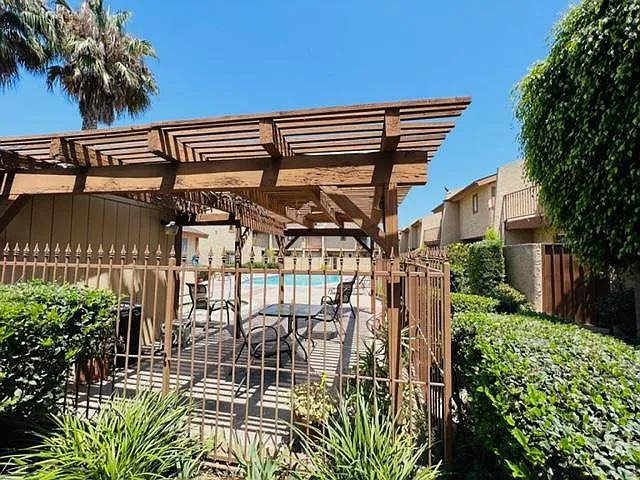 4622 W Broadway — Photo 17