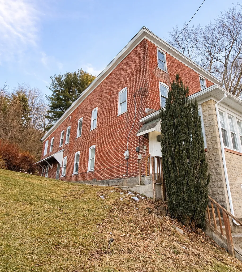 3 bed, 1.5 bath, 2000 sqft, $1,200 — Photo 1