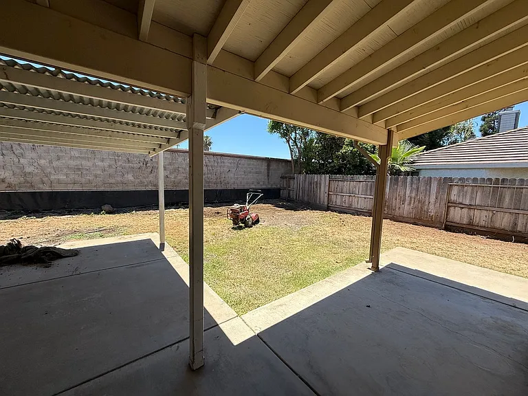 2136 Southgate Dr — Photo 32