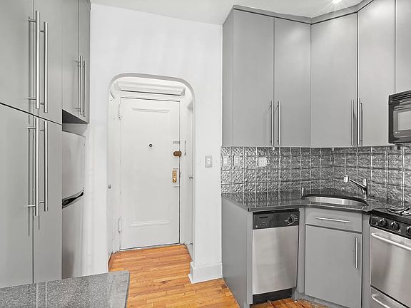2nd image of 226 E 27th St APT 2C
