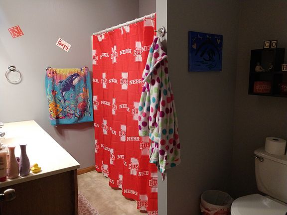 Upstairs bathroom with tub/shower