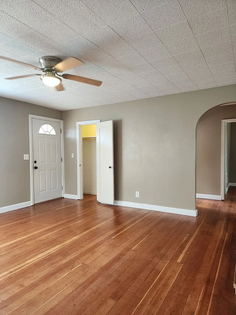 Cute Single Family Home Across from Memorial Park — Photo 4