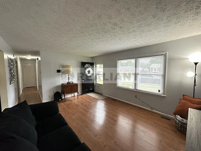 530 Foxwood Dr — Photo 3