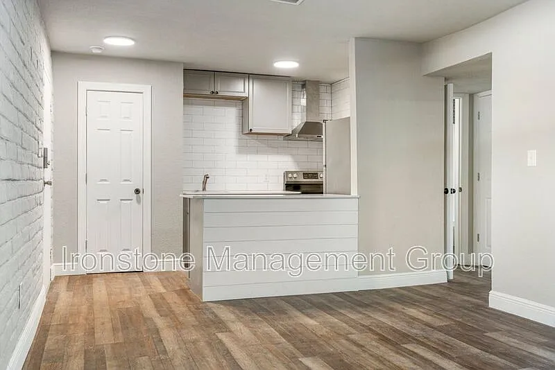 1 bed, 1.0 bath, 600 sqft, $995 — Photo 2