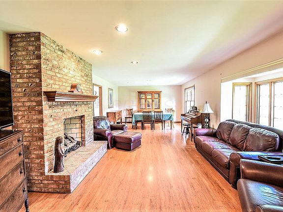 2nd image of 19 Brecon Cir