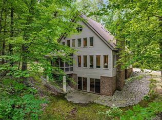 1525 Perry Lake Rd, Ortonville, MI 48462