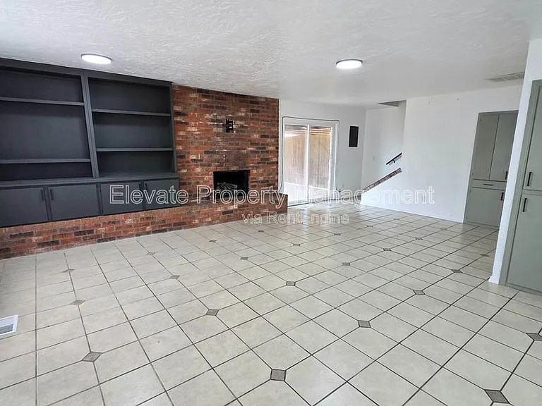530 Westwood Ct — Photo 2