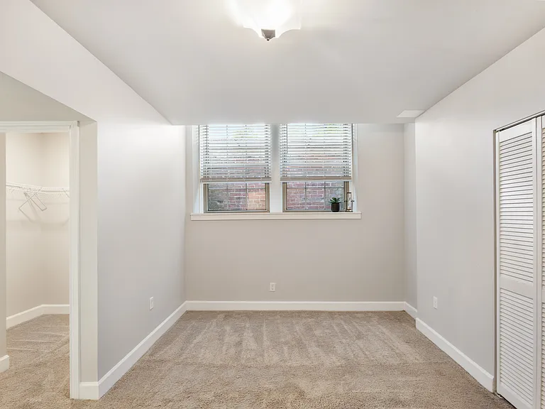 Buckingham & Balmoral Apartments — Photo 24