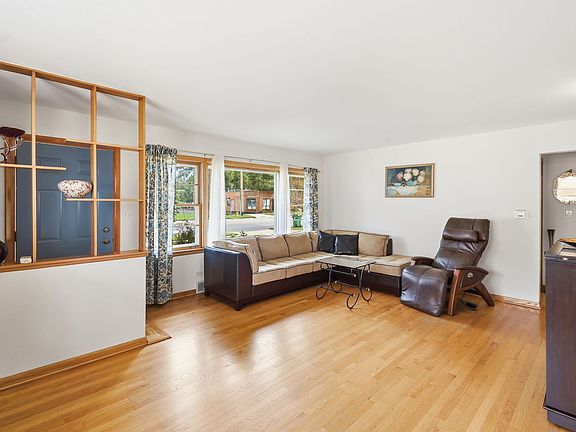 4th image of 605 Oakton St