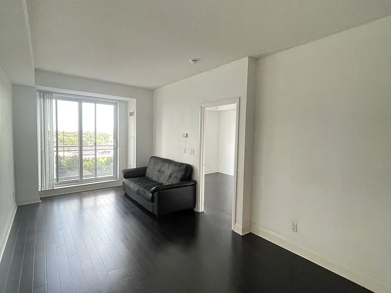 17 Kenaston Gdns #804 — Photo 8