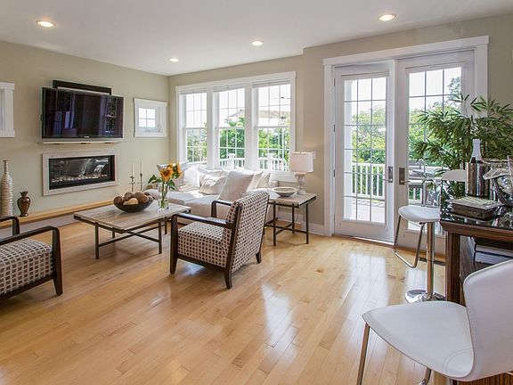 3rd image of 1 Canoe Place Landing