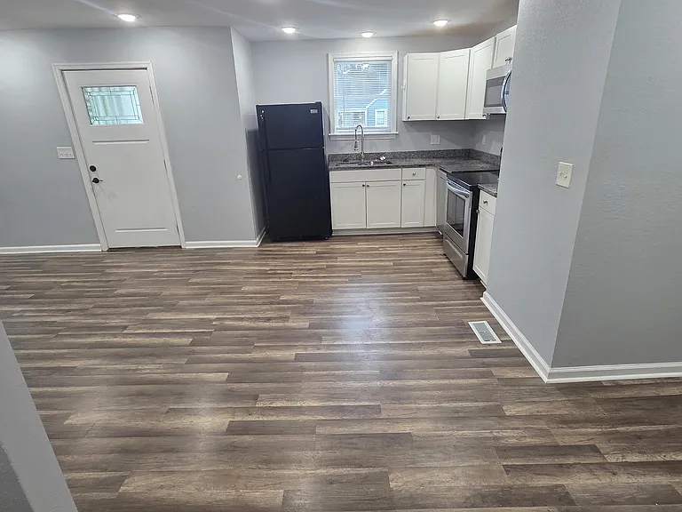 1359 Strand St #A — Photo 8