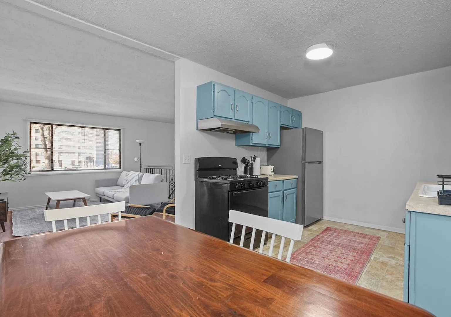 Spacious 3-Bedroom Duplex in Northeast Minneapolis Garage & In-Unit Laundry — Photo 4
