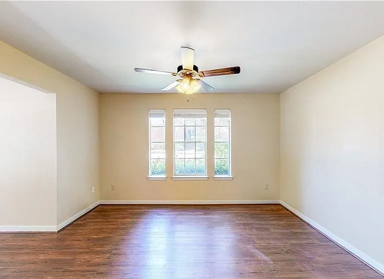 701C Balcones Dr #33 — Photo 3