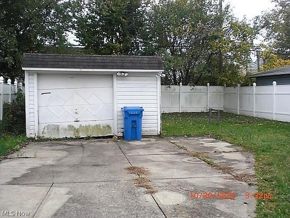4th image of 13509 Highlandview Ave