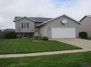 5533 S Aaron Ave, Sioux Falls, SD 57106