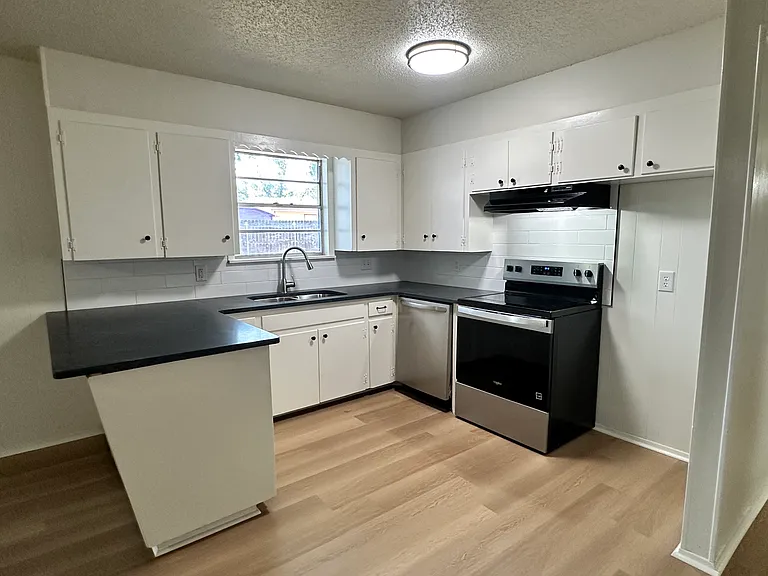 233 Robin Hood Trl — Photo 4