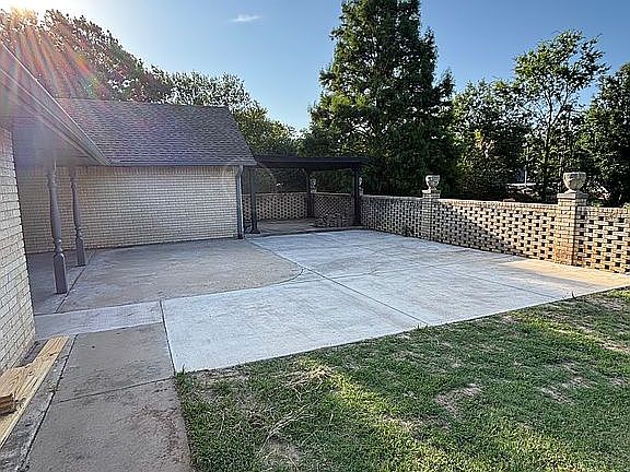 4th image of 505 E Wrangler Blvd