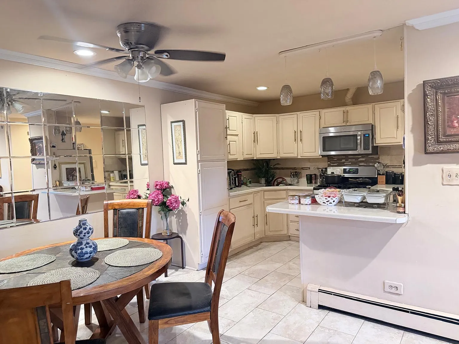 3 bed, 1200 sqft, $2,450 — Photo 3