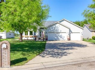 435 Clearview Ct, Moorhead, MN 56560