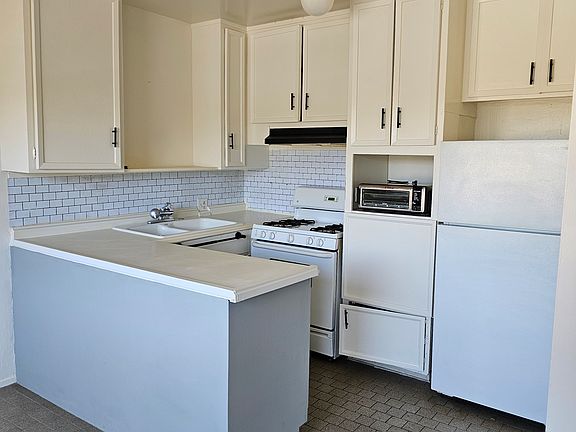 4th image of 1363 E Acacia Ave #7