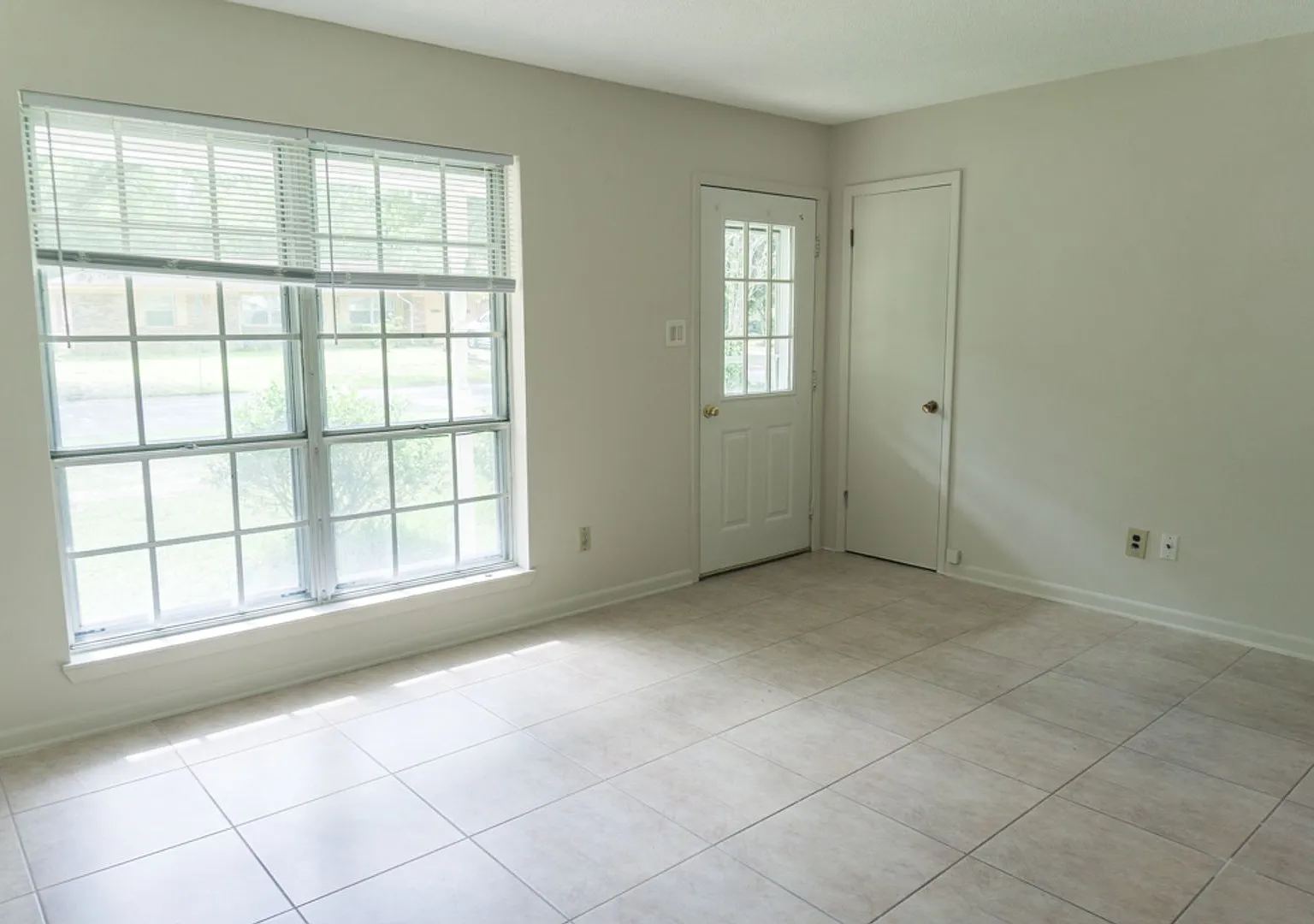 Ocean Springs School District - Cozy 3 Bedroom 1.5 Bath Home Close To Walmart & Middle School — Photo 2