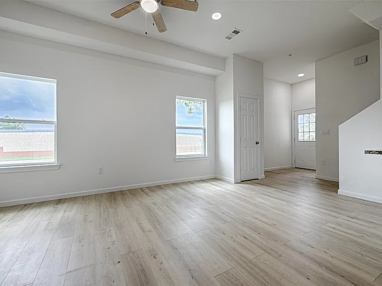 230 Heritage Ct — Photo 6