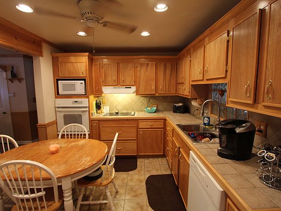 4th image of 700 S Crest Ave