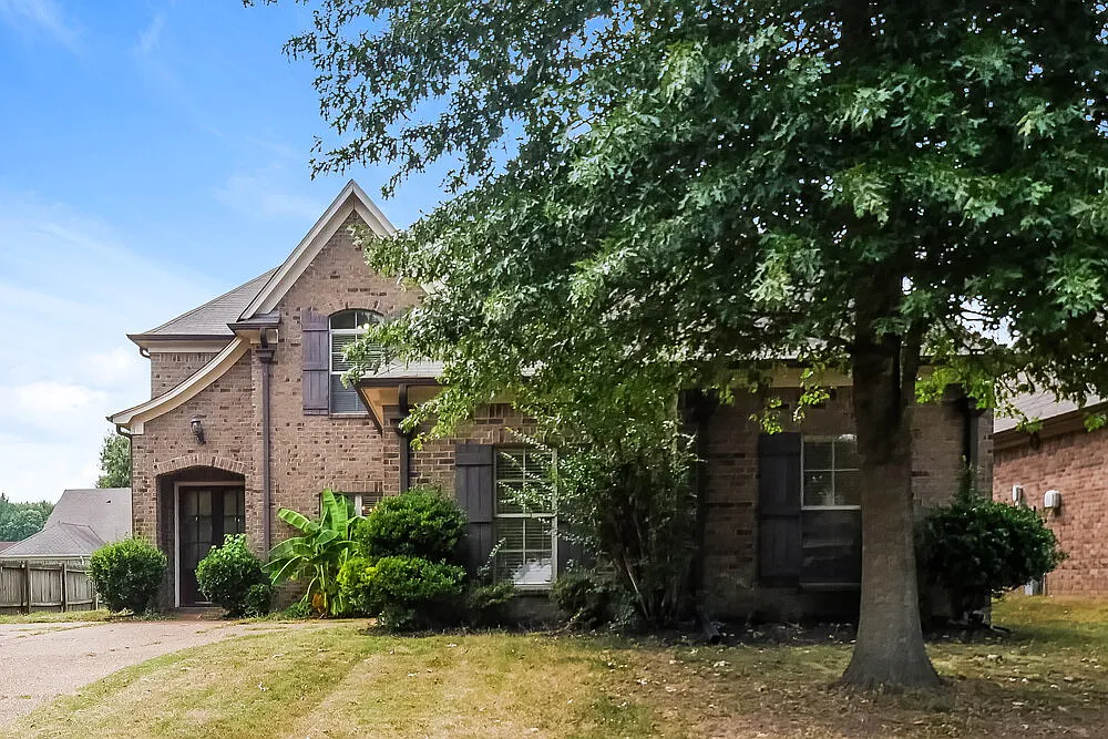 4 bed, 2.5 bath, 2476 sqft, $2,345 — Photo 1