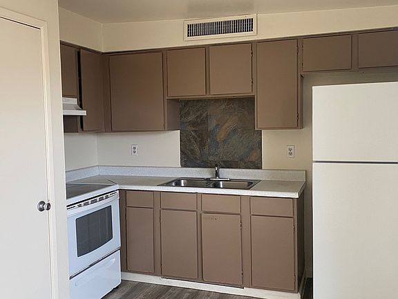 3rd image of 4235 E Fairmount St #3