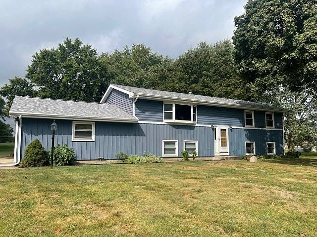 1st image of 60215 Surrey Ln