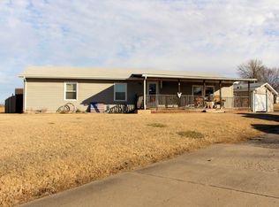 18 Lake Park Dr, Winfield, KS 67156