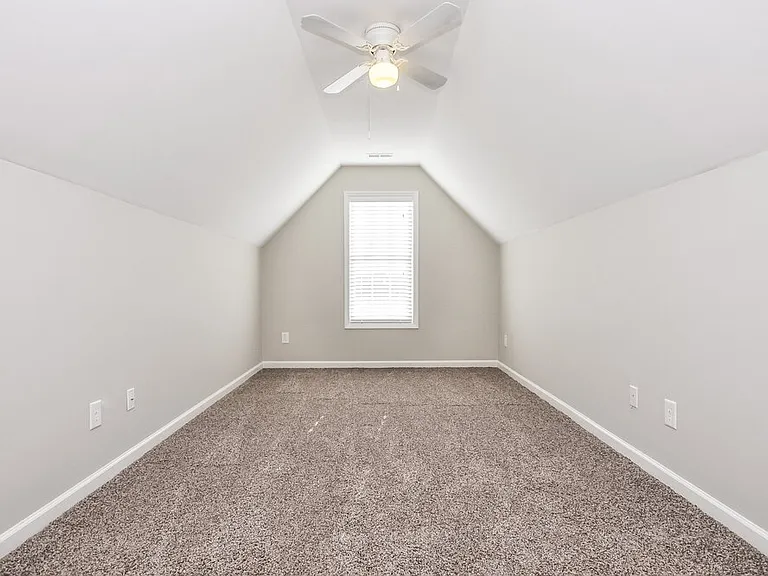 564 Hay River St — Photo 11