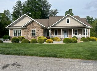 72 Willow Place Cir, Hendersonville, NC 28739