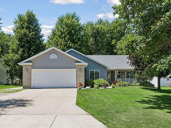 2nd image of 821 Lancer Dr NE