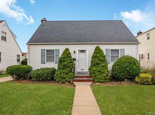 166 Cushing Avenue, Williston Park, NY 11596